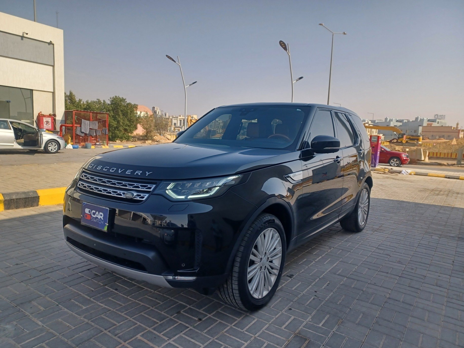 Used 2017 Land Rover Discovery for sale in Riyadh